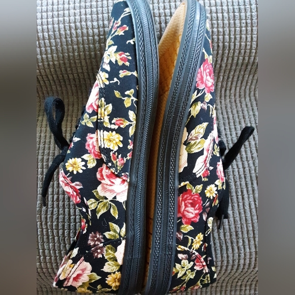 Sneakers, in black floral, NWOT, Merona, sz 8 w's. - Picture 6 of 6